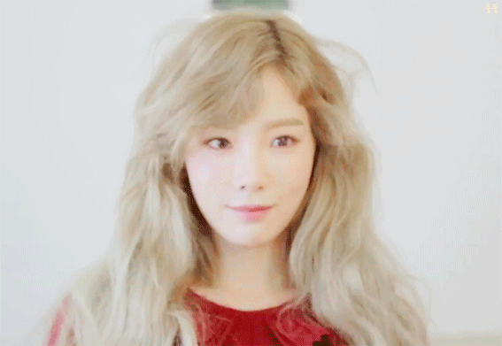 쎄씨 촬영 비하인드 태연 움짤.gif