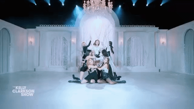 #KellyClarksonShow #TWICE TWICE Performs 'Cry For Me' On The Kelly Clarkson Show