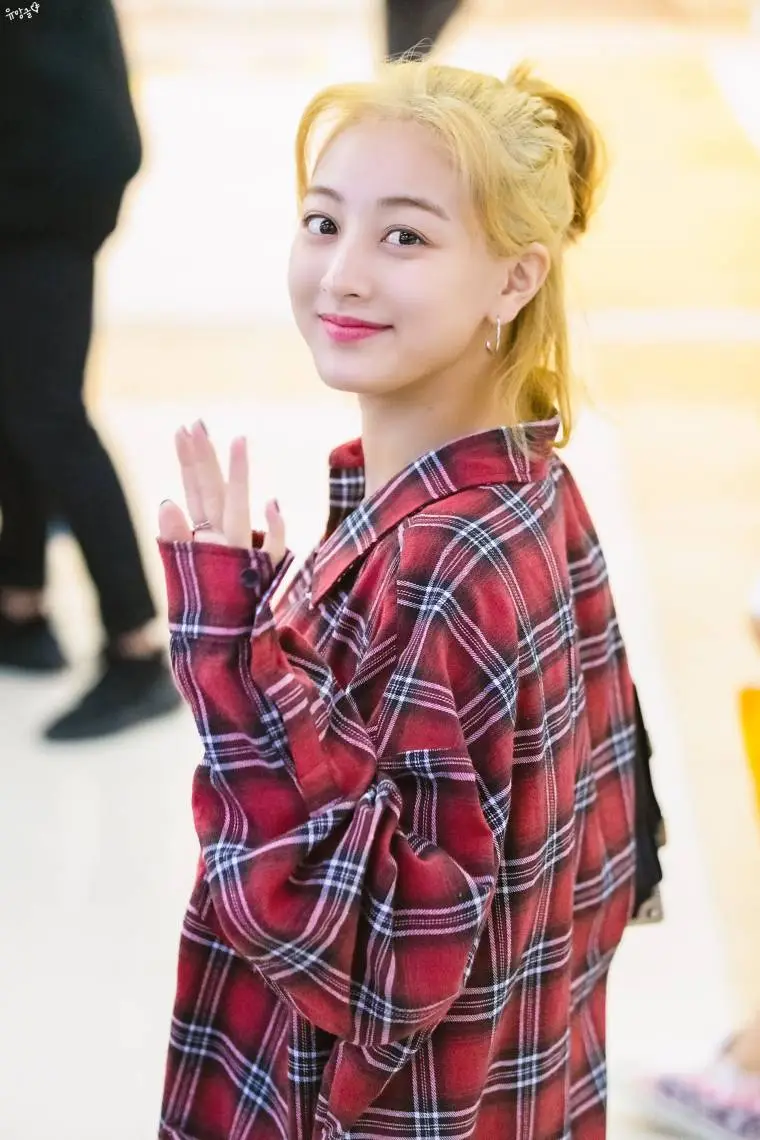 노란머리..트와이스 지효