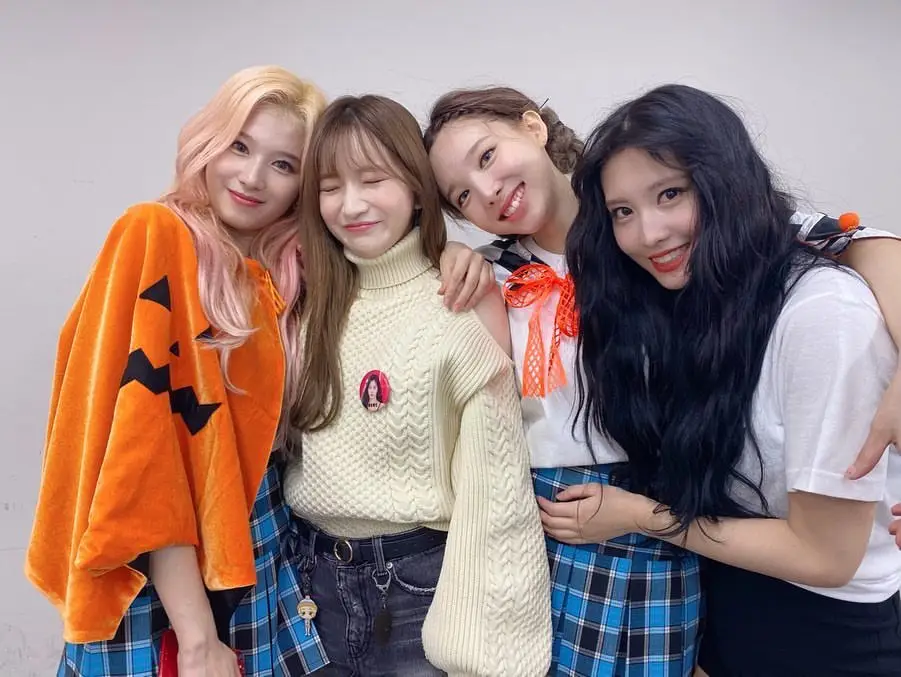 사나 나연 모모 (트와이스) with 미나미 리호