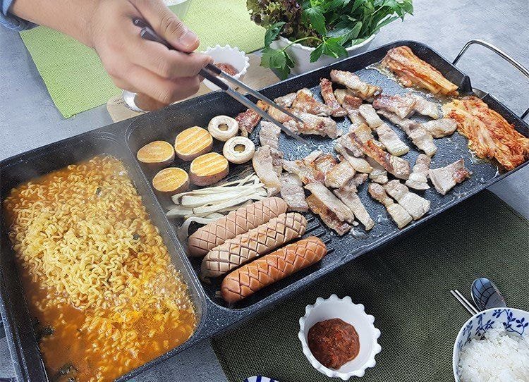고기를 구우면서 라면을 끓일 수 있는 전기 후라이팬