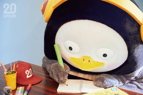 대학내일 화보찍은 펭수.jpg
