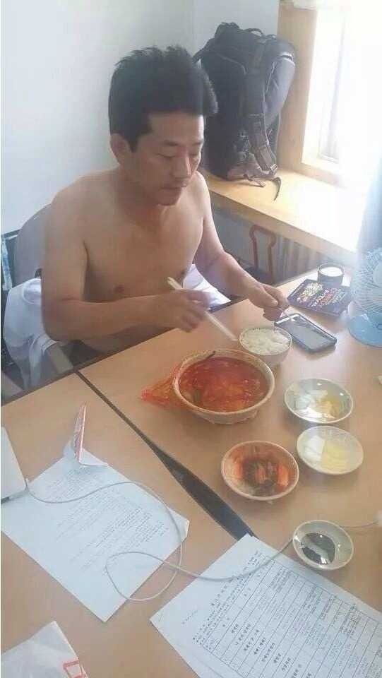 짬뽕먹을때 흰옷에 국물 안 튀는 꿀팁
