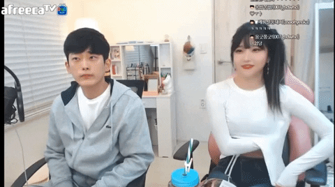 겨땀 닦은 휴지 던지는 BJ.gif