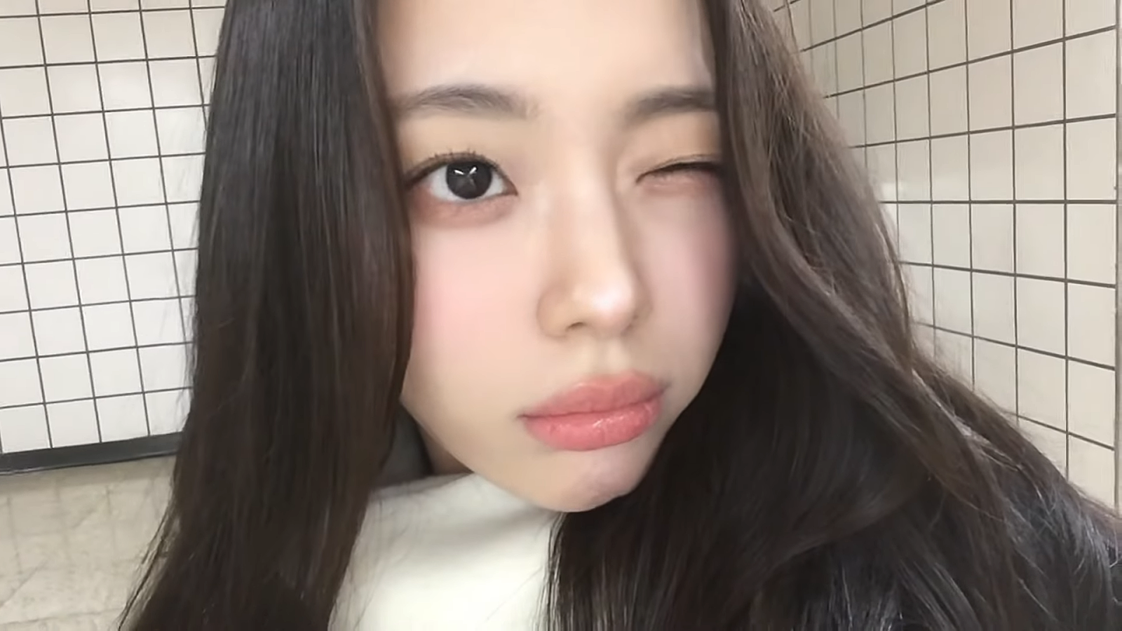 한마디도 안하지만 미모 하나 만으로 컨텐츠인 유튜버