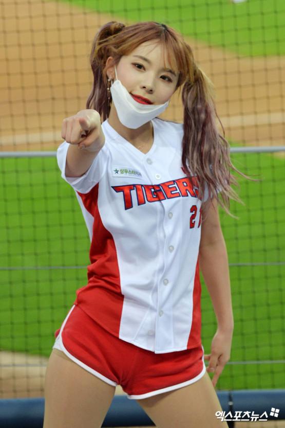 치어리더 이다혜 폭발…차량 앞 몰려든 극성팬에 