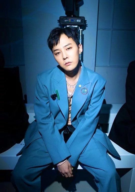 GD(지디), 공식석상 얼굴 정면 사진