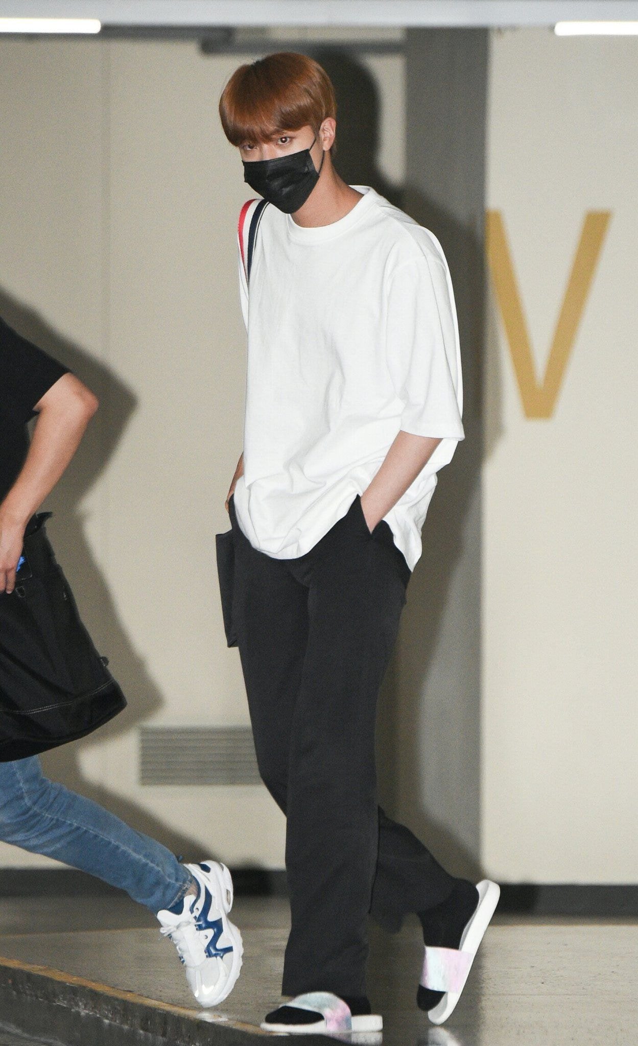 방탄소년단 오늘자 퇴근 사진