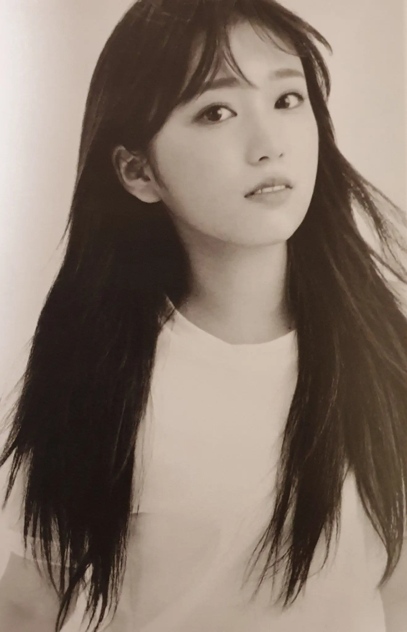 #아이즈원 퍼스트룩 화보 (김민주, 나코, 히토미, 조유리)