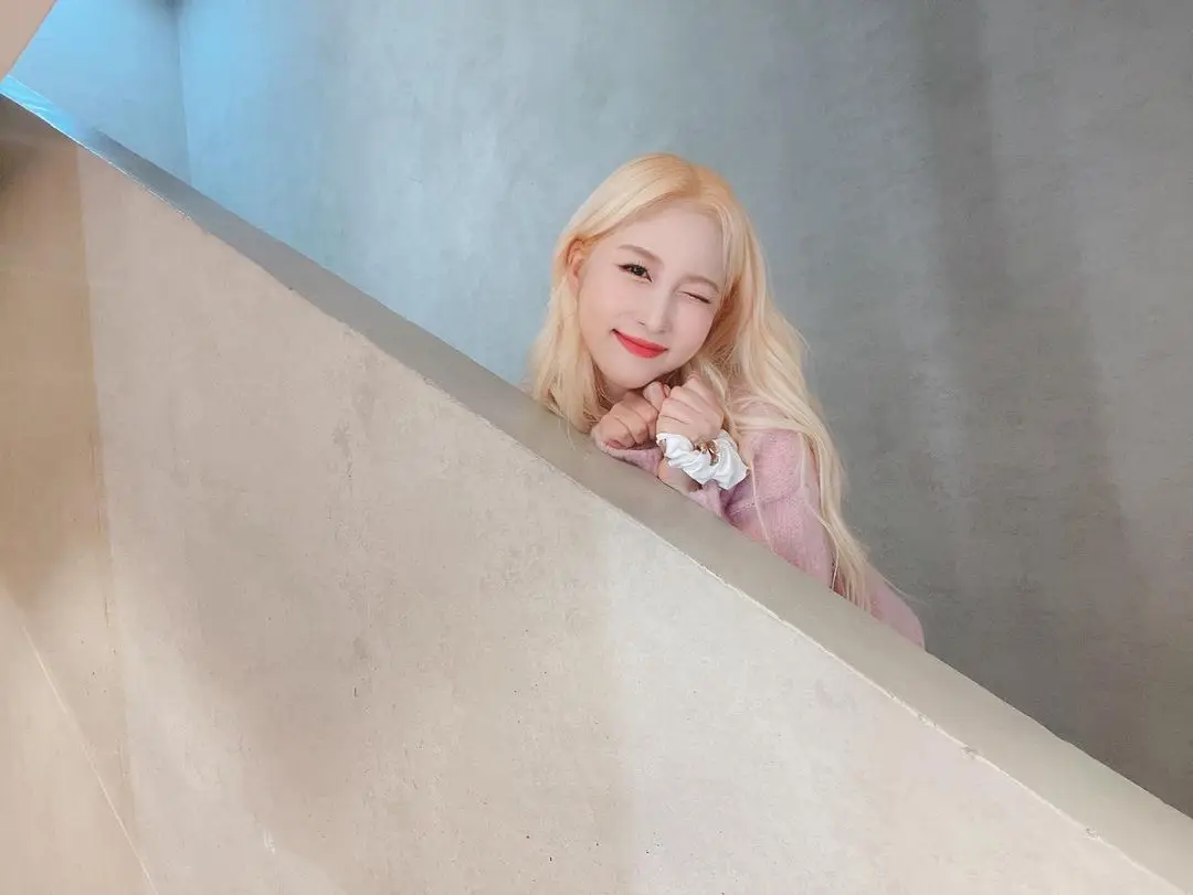 금발로 염색한 우주소녀 다영