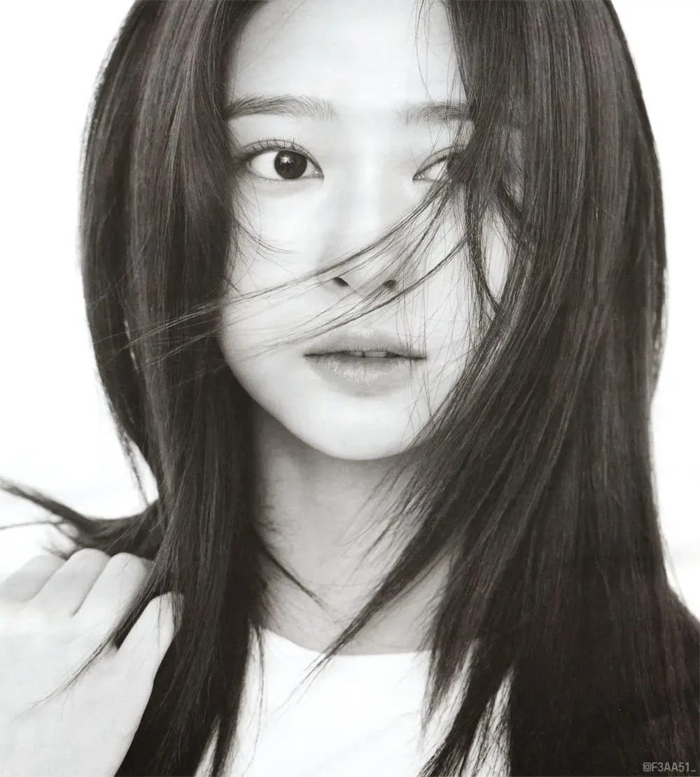 #아이즈원 퍼스트룩 화보 (김민주, 나코, 히토미, 조유리)