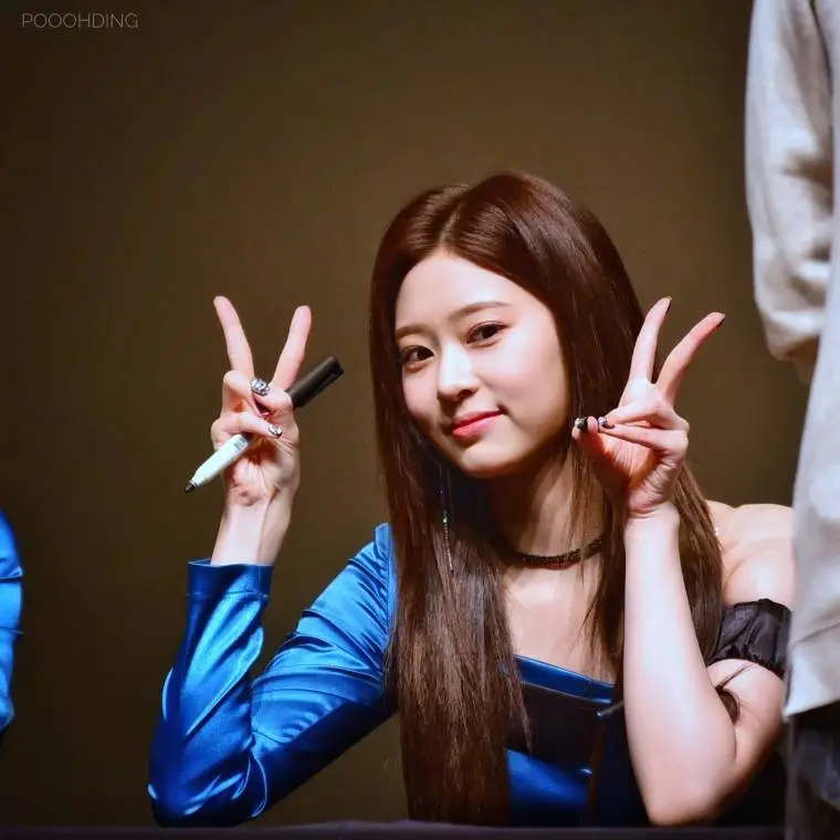 #아이즈원 팬사인회.jpg