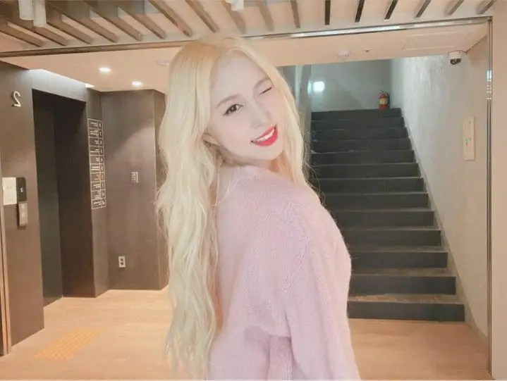금발로 염색한 우주소녀 다영