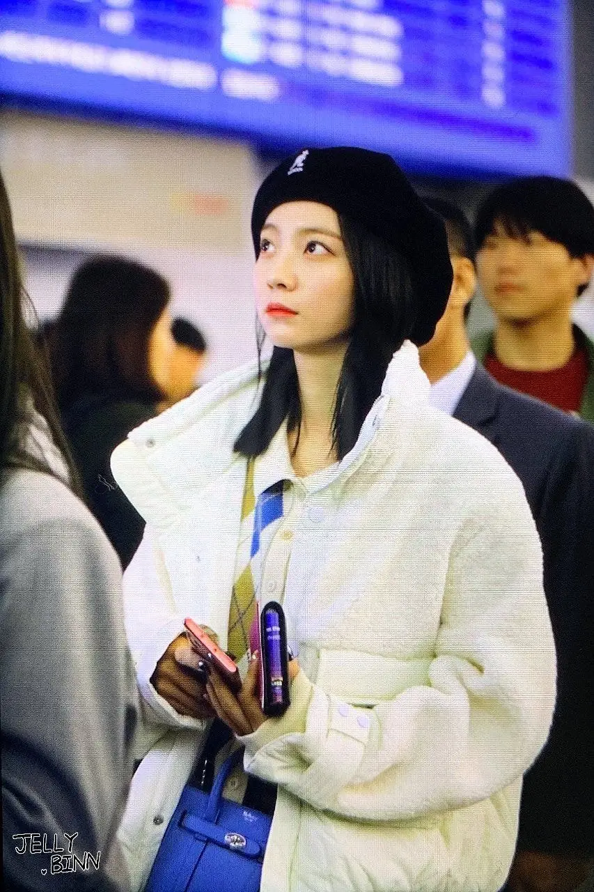 베레모쓰고 출국하는 오마이걸 비니