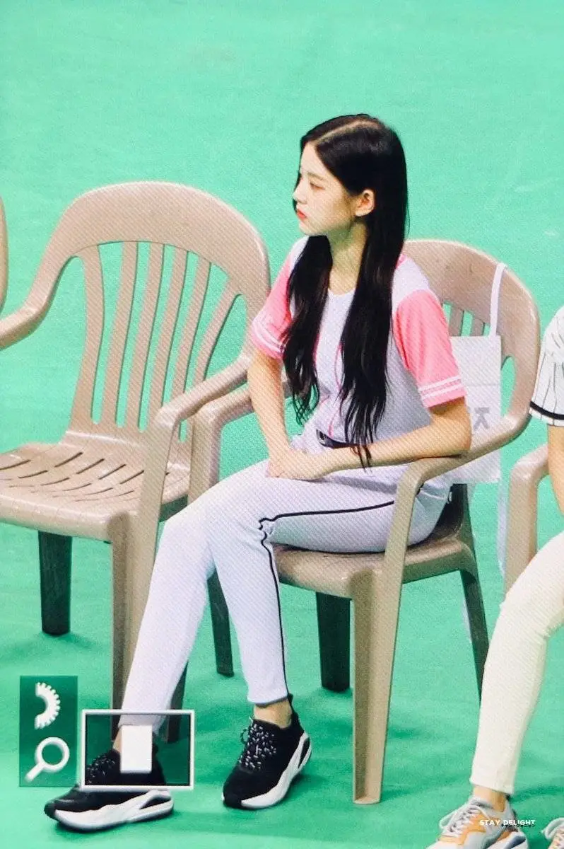 [아육대] 투구하는 아이즈원 장원영.jpgif