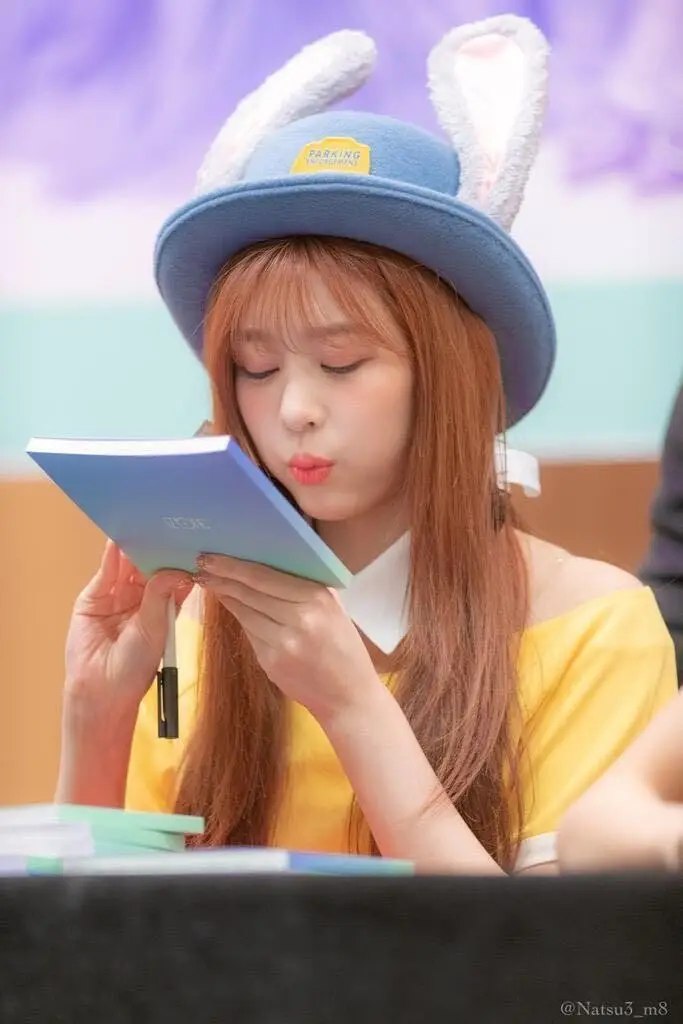아이즈원 민주 싸인 해줄 때 특징은??