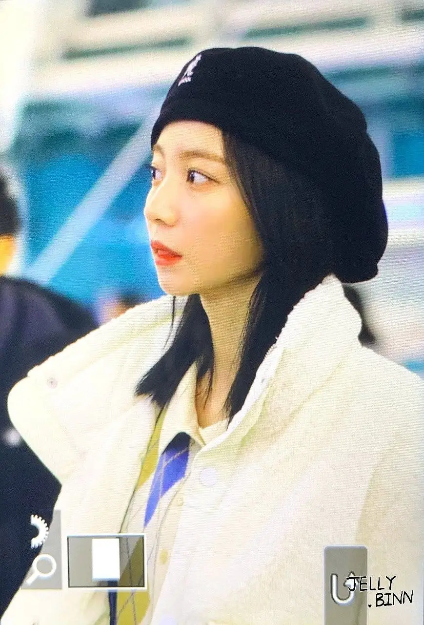 베레모쓰고 출국하는 오마이걸 비니