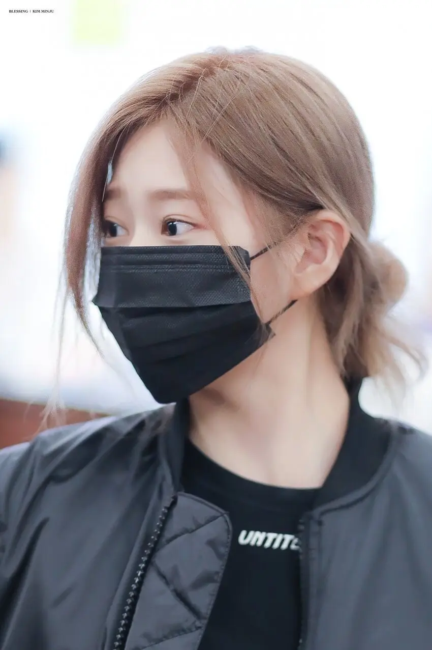 마스크 쓴 아이즈원 김민주.jpg
