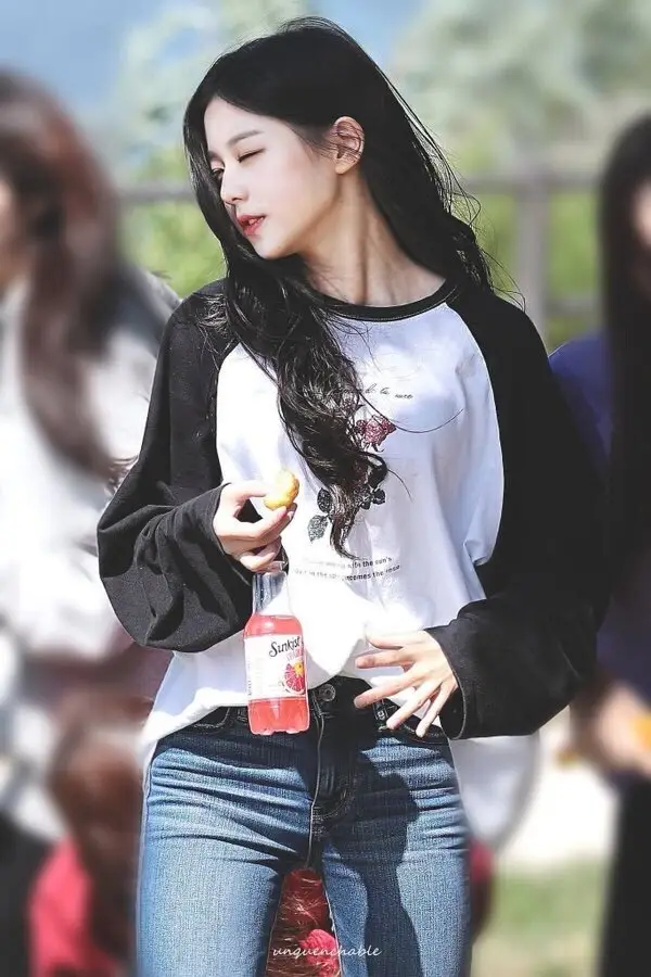 옆모습도 너무 이쁜 아이즈원 장원영.jpg