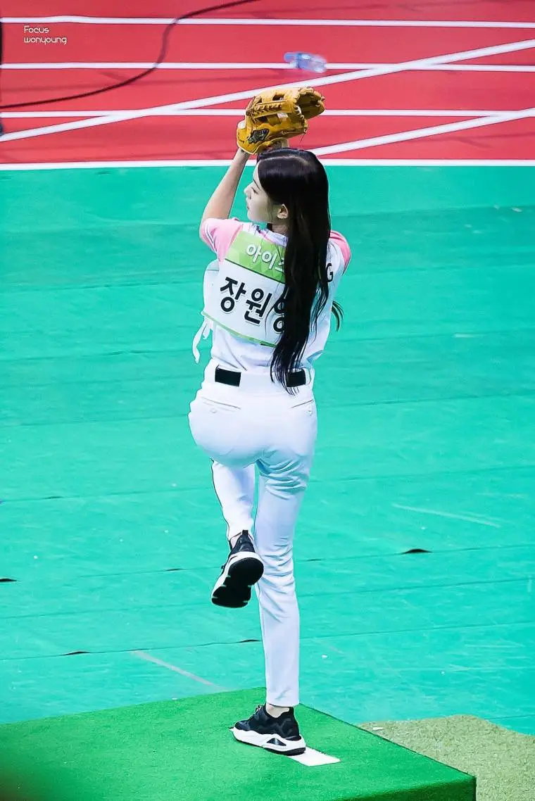 [아육대] 투구하는 아이즈원 장원영.jpg