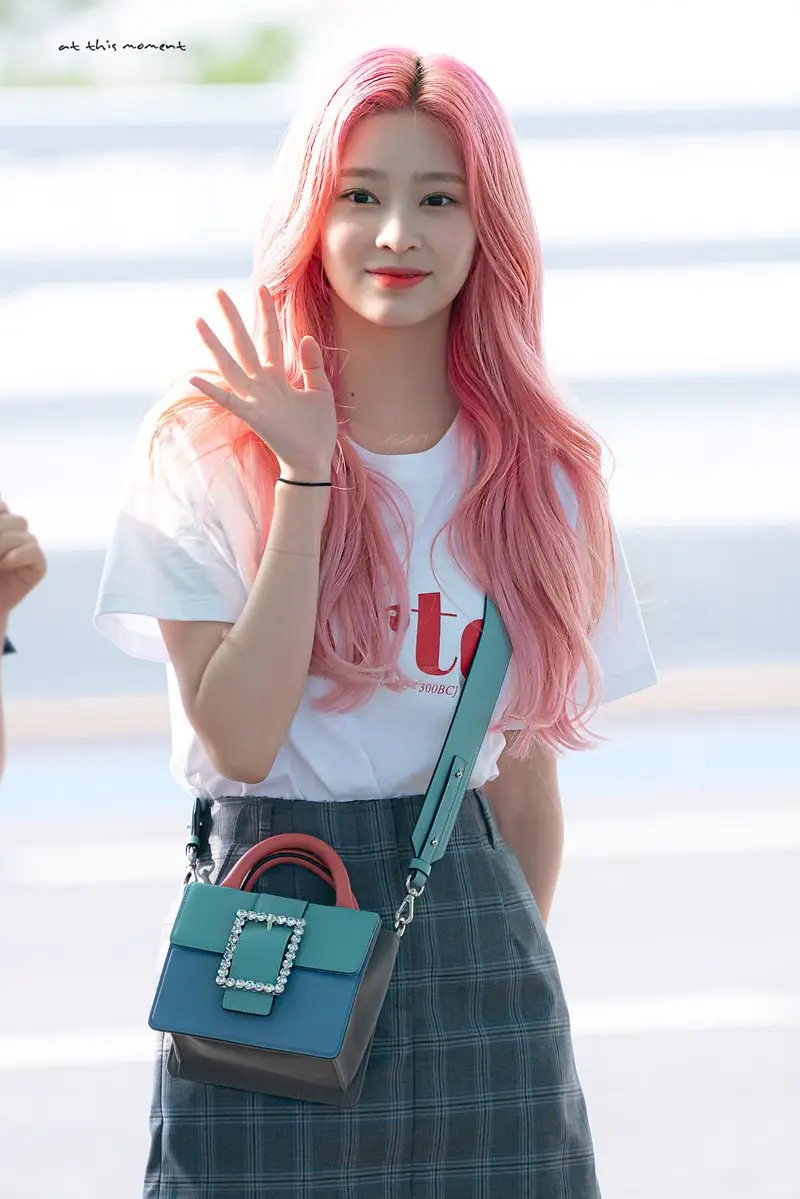 핑크머리 민주 @ #아이즈원 출국