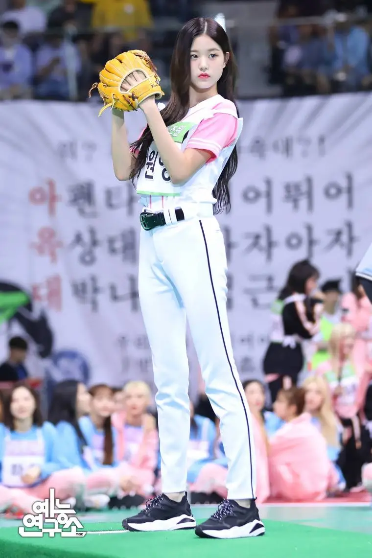 아이즈원 장원영, 아육대 투구 1p.jpg