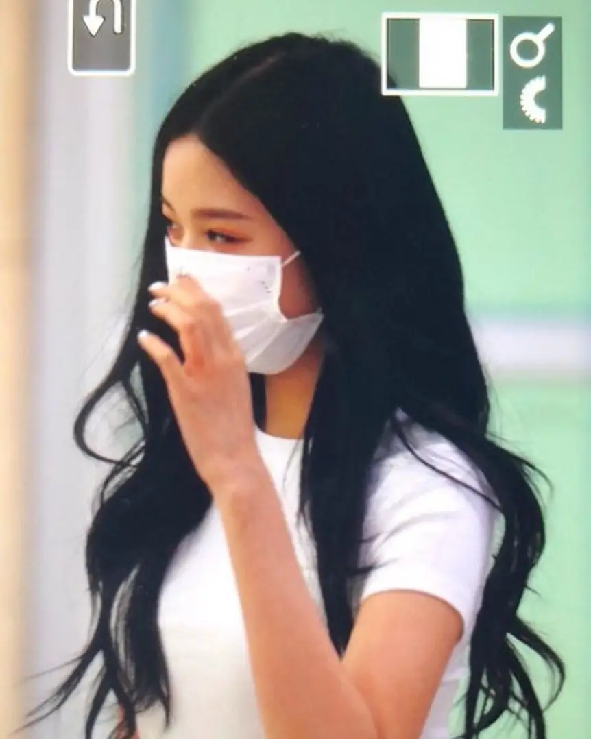 마스크 쓰고 입국하는 장원영.jpg (프리뷰)