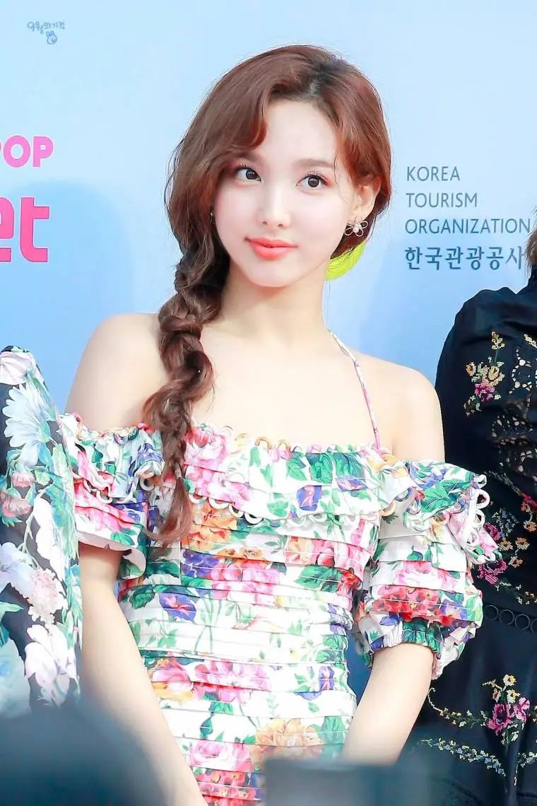 같은 옷 다른느낌?? 트와이스 나연, 우주소녀 보나