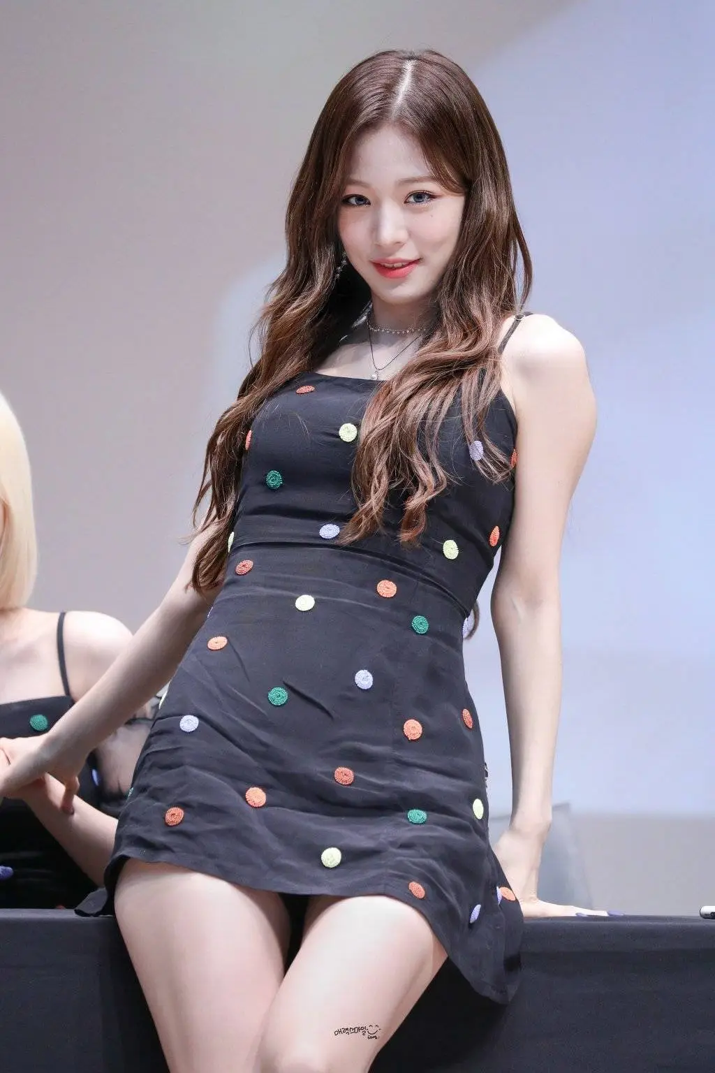 프로미스나인 이채영 모음.jpg