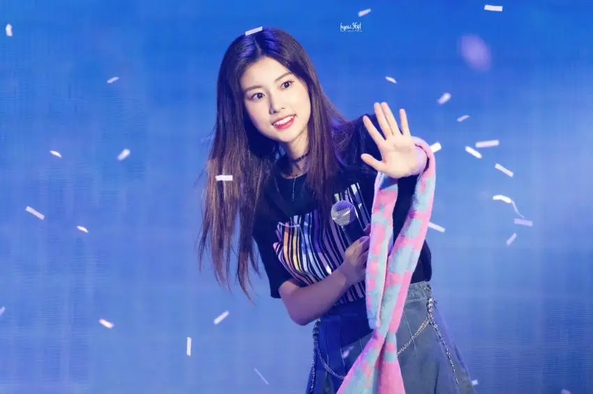 모닝 강혜원.jpg