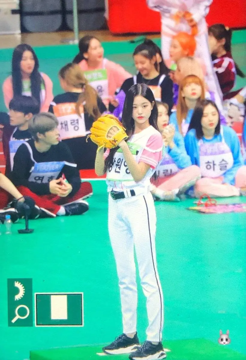 [아육대] 투구하는 아이즈원 장원영.jpgif