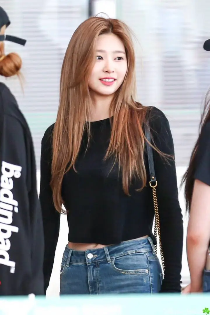 공항에서.. #아이즈원 #김민주.jpg