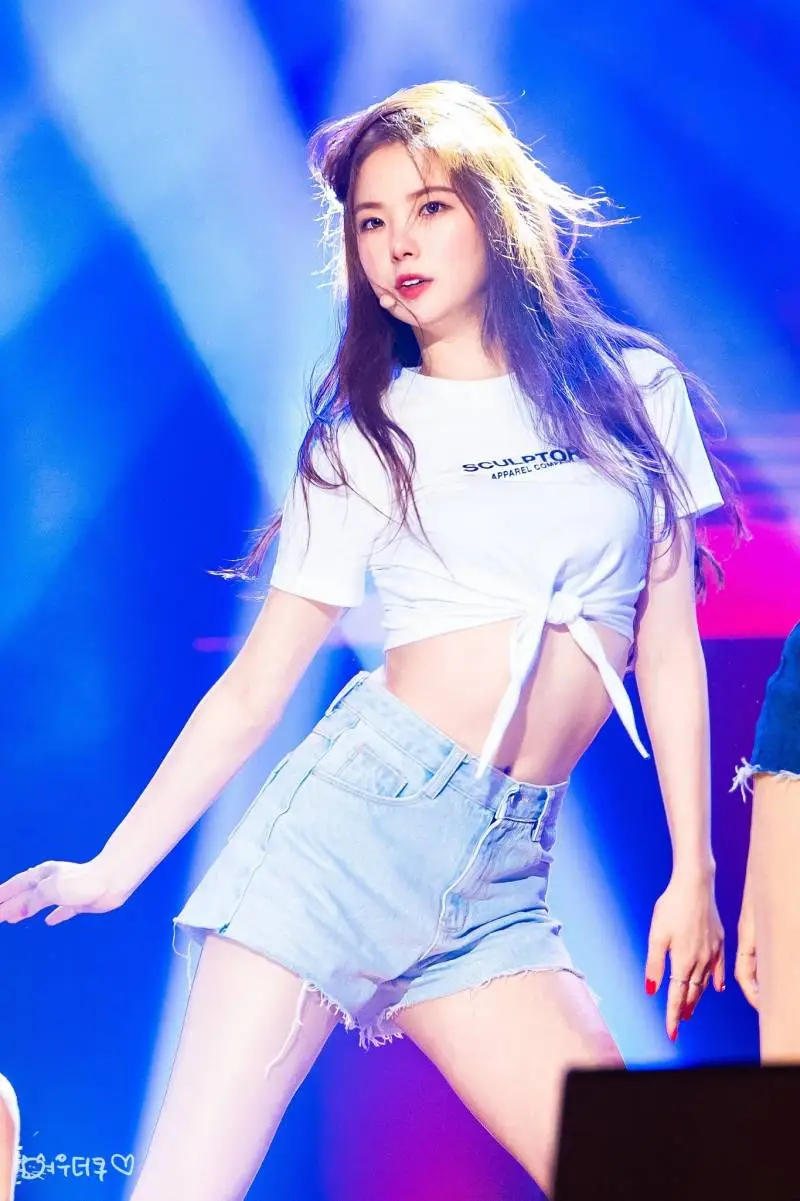 최근 7키로 찌고 더 예뻐진 CLC 유진.jpg