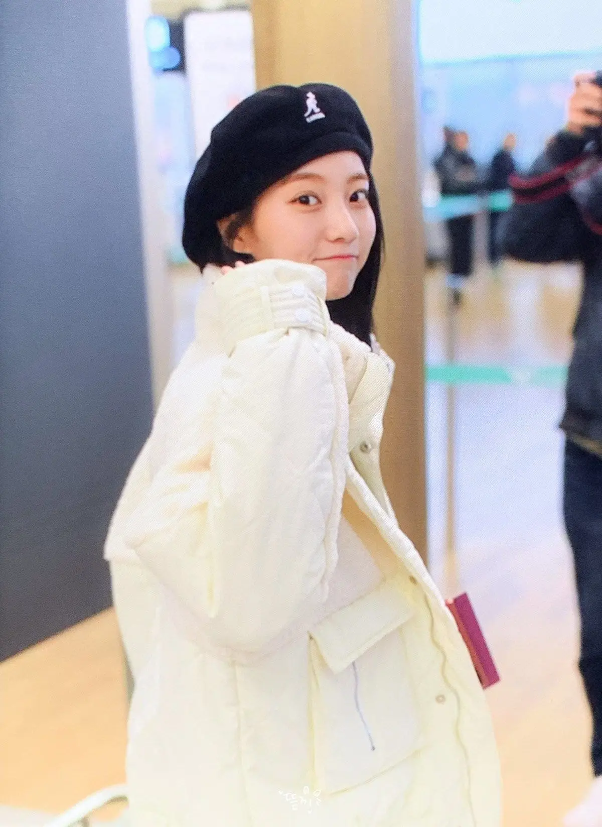 베레모쓰고 출국하는 오마이걸 비니
