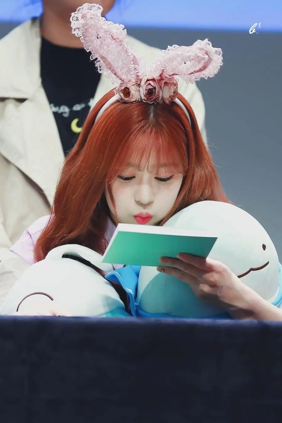 아이즈원 민주 싸인 해줄 때 특징은??