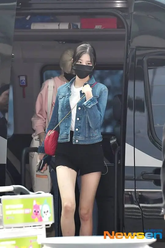 오늘자 아이즈원 장원영 공항 패션