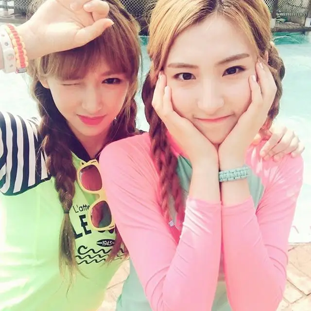 우주소녀 160720 인스타그램 - 우주소녀 #은서 #성소 두명의 소녀들의 신나는 워터파크 나들이!