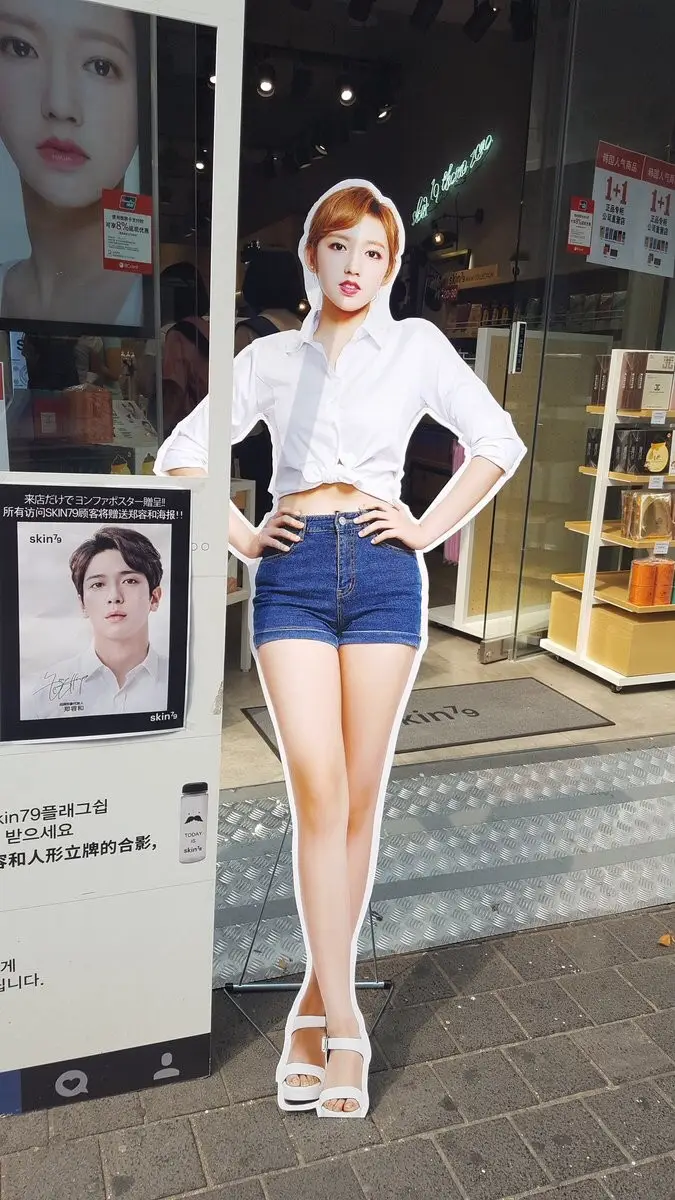 우주소녀 성소 입간판 등장.jpg
